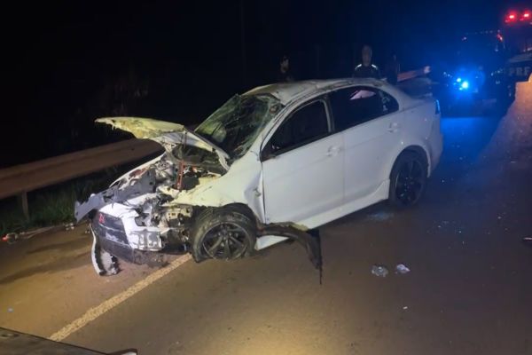 Imagem referente a notícia: Mitsubishi Lancer fica destruído após capotamento na BR-369 em Corbélia