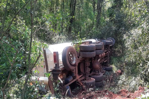 Imagem referente a notícia: Caminhão tomba na PR-364 em Palotina