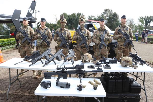 Imagem referente a notícia: Policiais equipados: forças especiais de segurança do Paraná recebem 1,5 mil fuzis