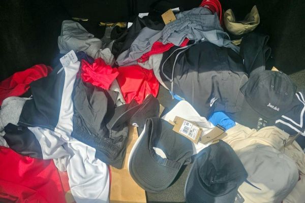 PRF intercepta carro e prende quadrilha com mais de R$ 10 mil em produtos furtados