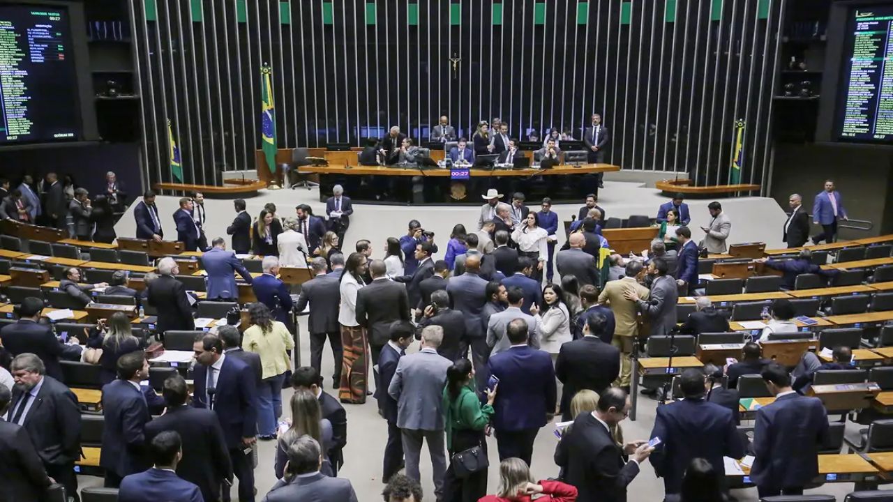 Câmara dos Deputados aprova urgência para projeto de anistia aos envolvidos nos atos de 8 de janeiro