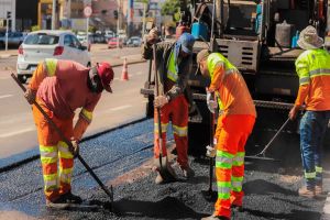 Imagem referente a notícia: Rua Rio da Paz recebe nova etapa de pavimentação e obras avançam no Bairro Universitário