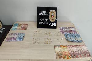 Imagem referente a notícia: Polícia Civil localiza esconderijo de drogas, dinheiro e celular furtado em Cascavel