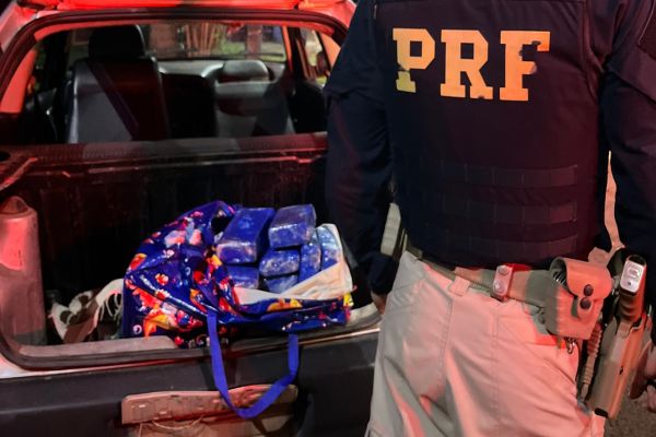 Imagem referente a notícia: PRF prende traficante reincidente e apreende mais de 29 quilos de maconha na BR-277 em São Miguel do Iguaçu