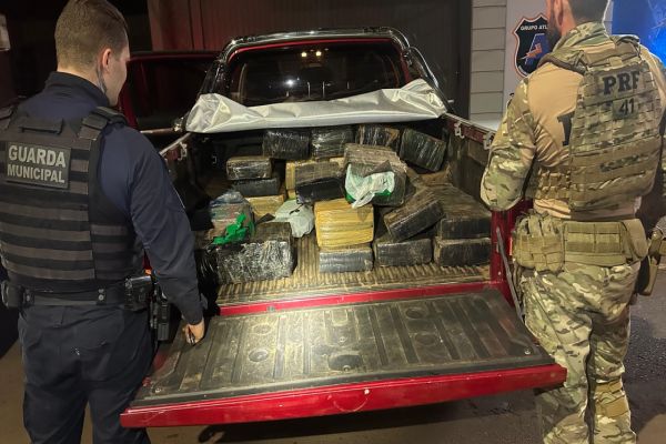 Imagem referente a notícia: Mais de meia tonelada de maconha é tirada de circulação em operação conjunta da PRF e a GM Cascavel no Paraná