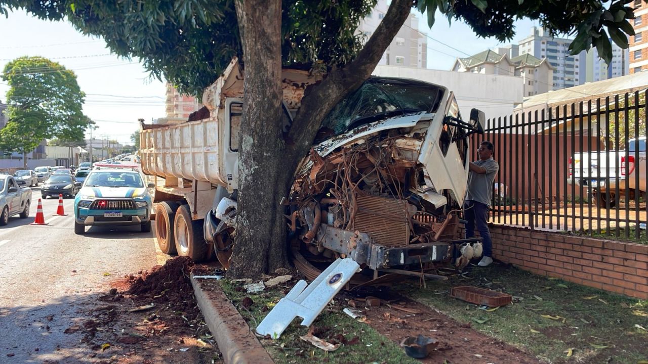 Caminhão carregado com terra colide contra árvore na Rua Presidente Kennedy no centro de Cascavel