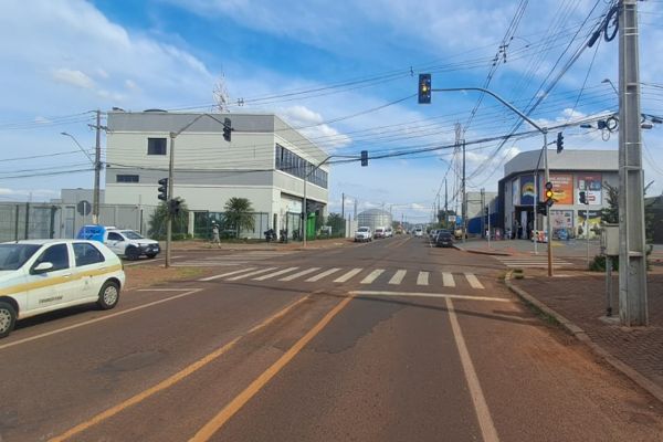 Imagem referente a notícia: Novo semáforo começa a funcionar no bairro Floresta e outras mudanças estão a caminho em Cascavel