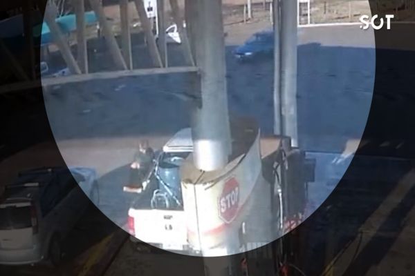 Imagem referente a notícia: Homem é atropelado dentro de posto de combustíveis e câmeras flagram momento do acidente