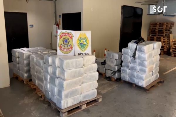 Imagem referente a notícia: Operação do BPFron e Polícia Federal resulta na apreensão de três toneladas de maconha em fundo falso de caminhão no Paraná