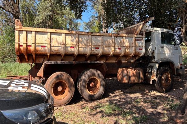 Imagem referente a notícia: Caminhão furtado da Prefeitura de Braganey é abandonado em Cascavel