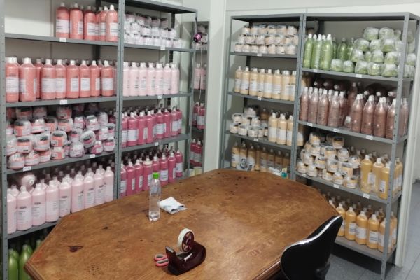 Imagem referente a notícia: Polícia Federal deflagra operação que investiga esquema milionário de cosméticos falsos em Cascavel