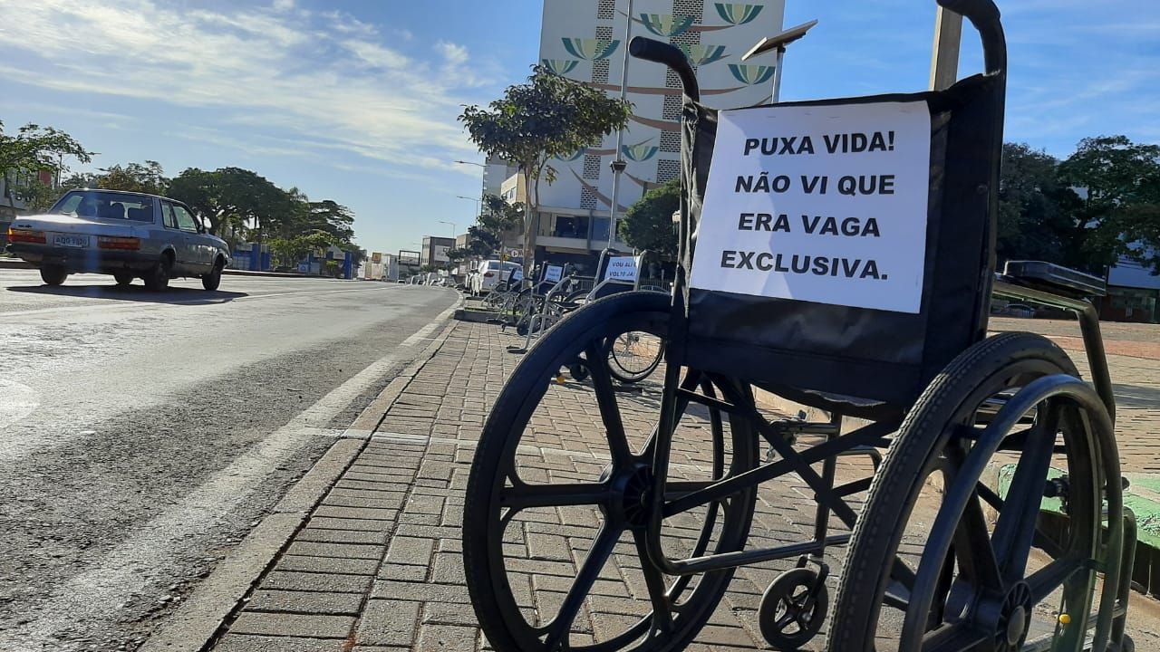 Cadeiras de rodas vão ocupar vagas na Avenida Brasil em ação de conscientização