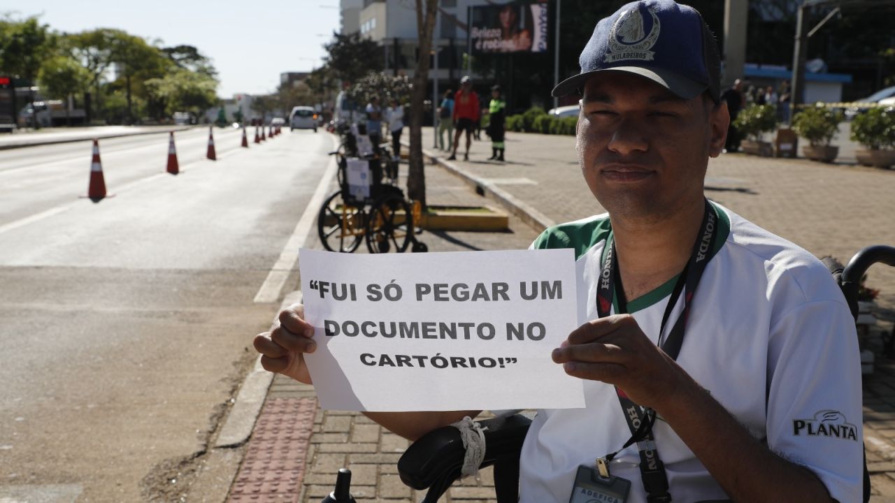 Transitar "estaciona" cadeiras de rodas para sensibilizar comunidade sobre vagas destinadas a pessoas com deficiência