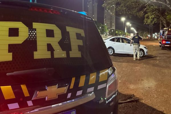 Imagem referente a notícia: Menor é flagrado dirigindo carro roubado em Maringá; O rapaz relatou ter comprado o Onix em Cascavel