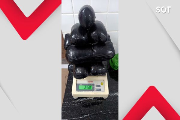 Imagem referente a notícia: Mulher é flagrada com pacotes de haxixe em ônibus na Tancredo Neves em Cascavel