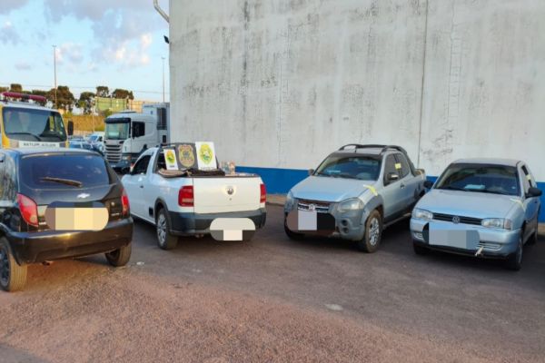 Imagem referente a notícia: Quadrilha é desmantelada com comboio de cigarros em estradas rurais do Paraná