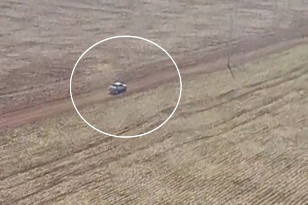 Imagem referente a notícia: Falcão 13 entra em ação e desmantela quadrilha com comboio de cigarros contrabandeados no Oeste do Paraná