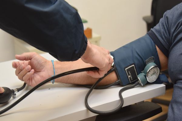 Com nova classificação da pressão 12 por 8, Paraná reforça rede de diagnóstico