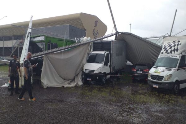 Vendaval destrói estruturas de evento no Autódromo de Cascavel