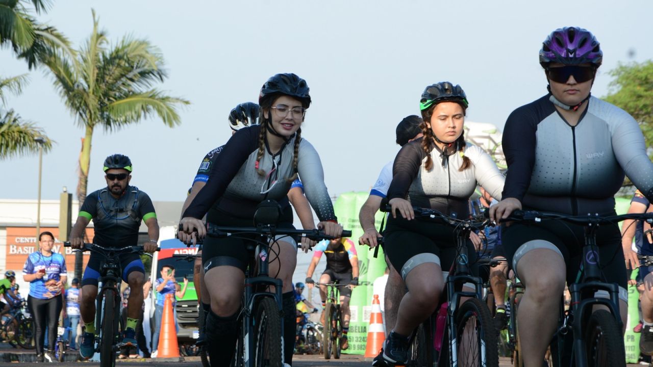 Fé sobre duas rodas: centenas de ciclistas transformam o Oeste em palco de devoção e união