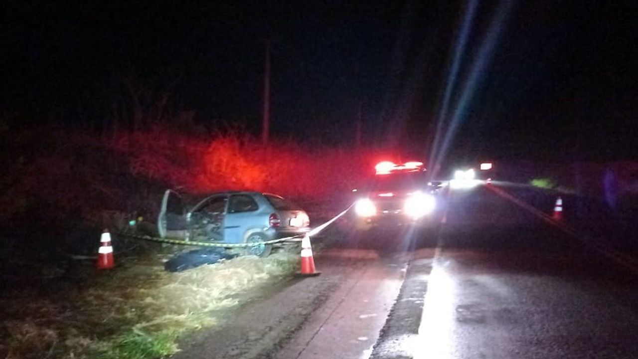 Capotamento na PR-486 deixa uma pessoa morta e duas crianças gravemente feridas