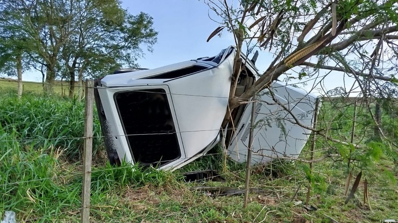 Homem de 23 anos sofre grave acidente após bater Gol em árvore na PR-317