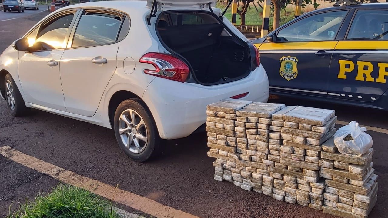 PRF prende duas mulheres traficando mais de 120 quilos de maconha na BR-277 em Céu Azul