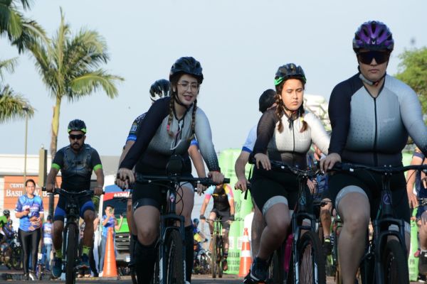 Fé sobre duas rodas: centenas de ciclistas transformam o Oeste em palco de devoção e união