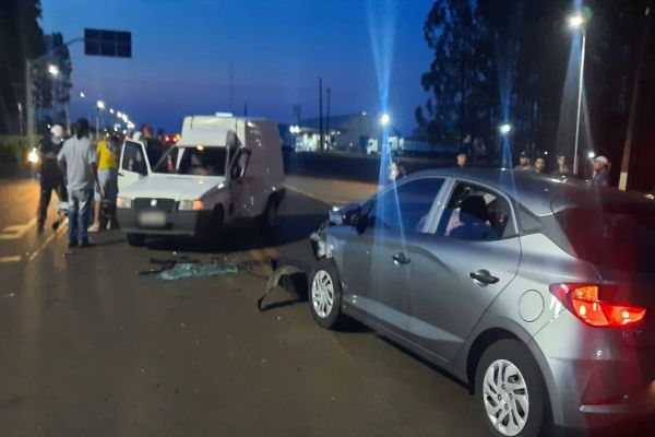 Forte colisão entre HB20 e Fiorino deixa uma pessoa ferida na PR-486