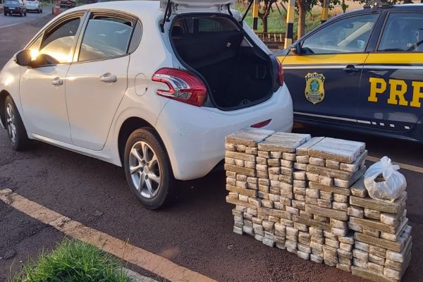 PRF prende duas mulheres traficando mais de 120 quilos de maconha na BR-277 em Céu Azul