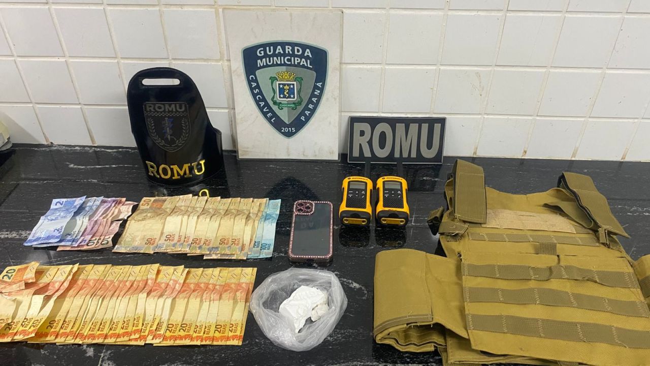 Jovens são flagradas pela ROMU com cocaína, colete e dinheiro no Jardim Veneza em Cascavel