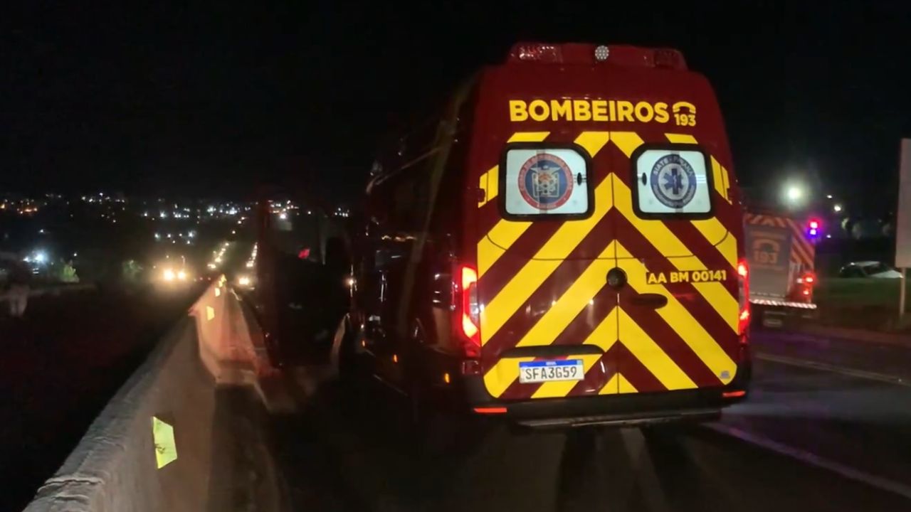 Homem é atropelado por ônibus e fica em estado grave na BR-277 em Cascavel