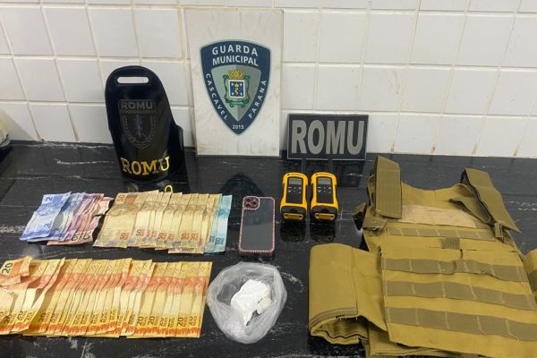 Jovens são flagradas pela ROMU com cocaína, colete e dinheiro no Jardim Veneza em Cascavel