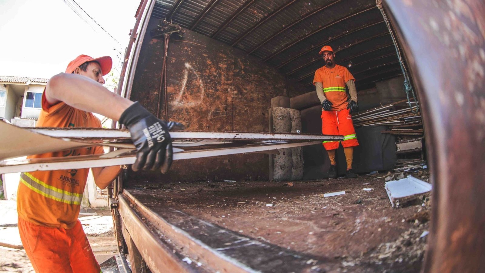 Programa Sema nos Bairros chega ao Floresta com revitalização e limpeza de espaços públicos