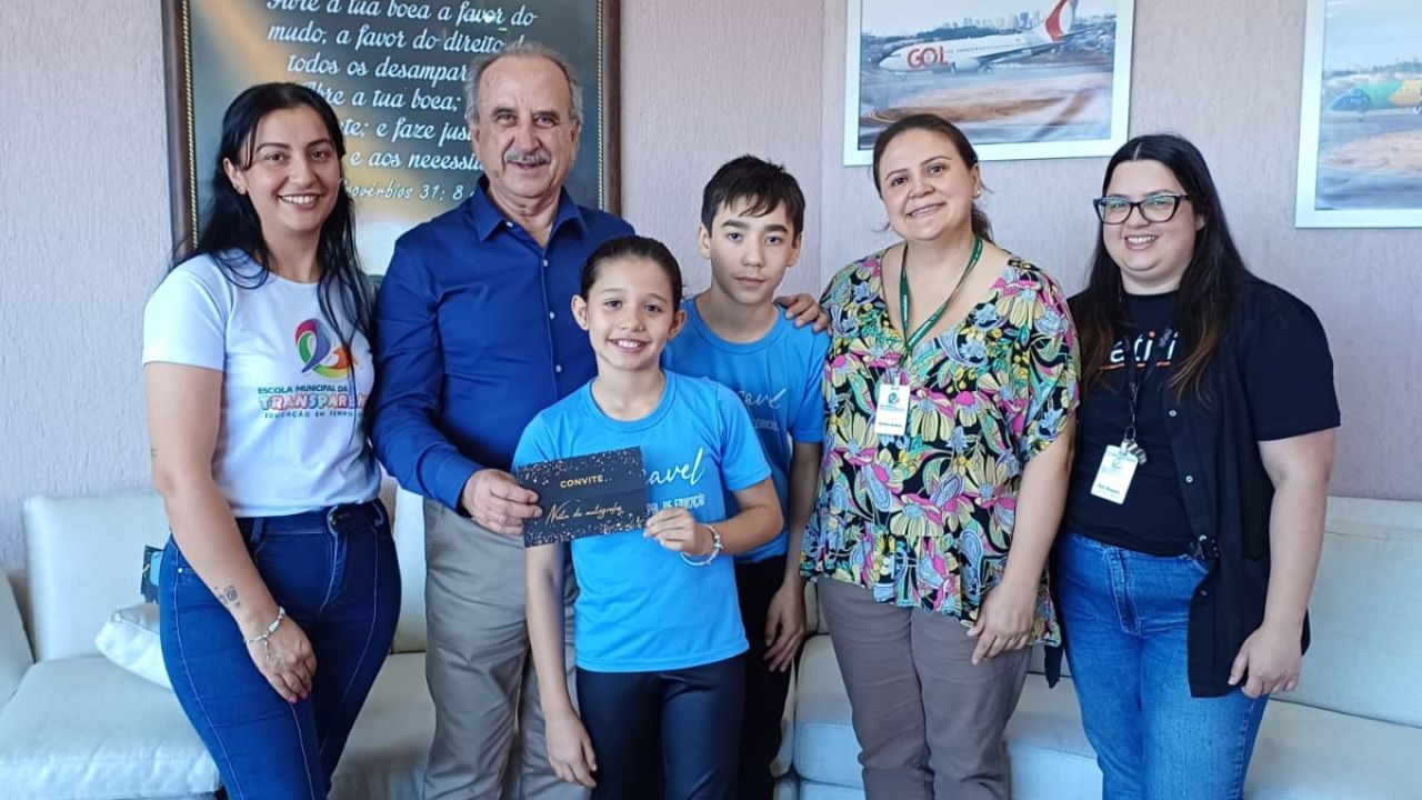 Alunos da Escola da Transparência lançam livro de contos de terror