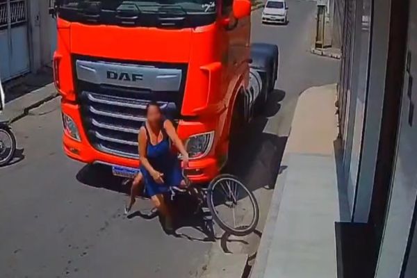 Imagem referente a notícia: Mãe morre e filho fica ferido em grave atropelamento por caminhão