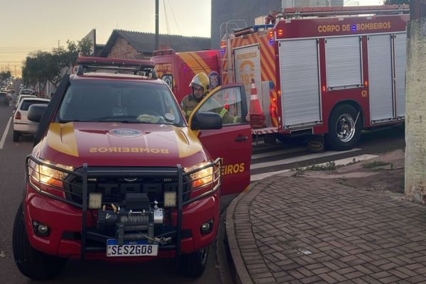 Incêndio em residência mobiliza bombeiros e deixa mulher ferida em Cascavel