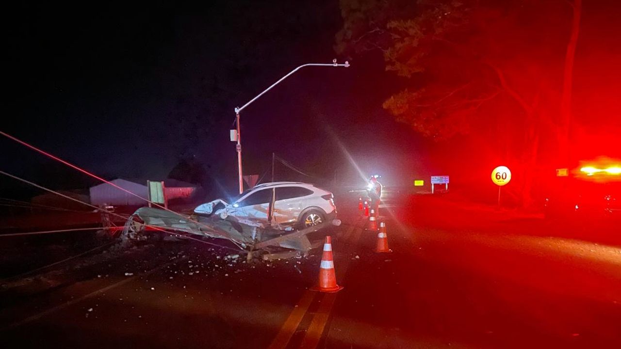Jovem de 23 anos fica ferido após colidir carro em poste na PR-239 em Toledo
