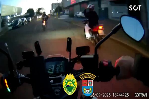 Imagem referente a notícia: Jovem empina moto na frente na PM, tenta fugir em alta velocidade, mas é cercado e preso no bairro São Cristóvão