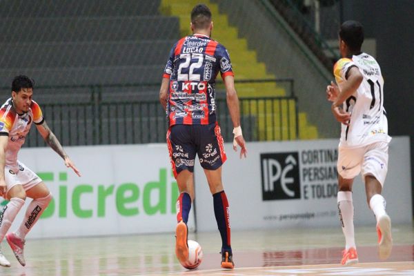 Imagem referente a notícia: Cascavel Futsal vence o Blumenau e fecha fase classificatória da LNF em oitavo lugar