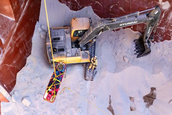 Porto de Paranaguá realiza simulação inédita de resgate em porão de navio