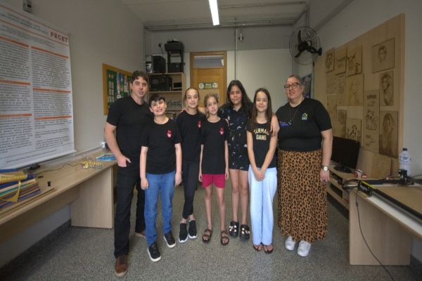 Escola Municipal Ademir Corrêa Barbosa promove Noite de Autógrafos do projeto "Contando Histórias com IA"