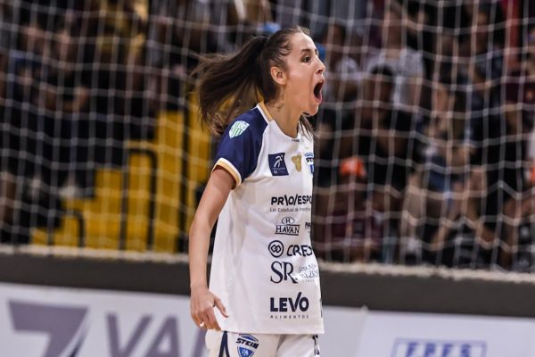 Imagem referente a notícia: Stein Cascavel goleia por 10x1 na estreia da Taça Brasil Feminina de Futsal