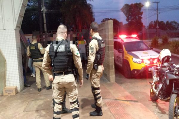 Polícia Militar flagra jovem com pedras de crack em terminal e menor é apreendido com maconha em Cascavel