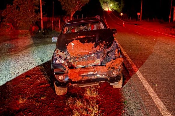 Caminhonete se choca contra veículo parado na PR-484 e deixa dois feridos em Capitão Leônidas Marques