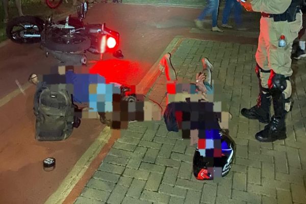 Jovem empina moto, foge da PM e quase atropela pedestres em parque lotado em Cascavel