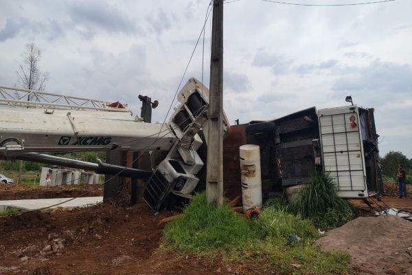 Após queda de guindaste, Prefeitura adia reabertura da Rua Arapongas em Cascavel