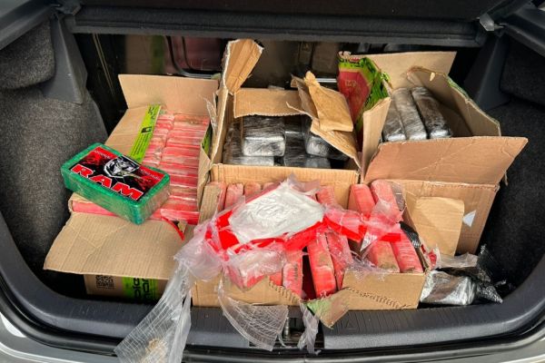 Receita Federal intercepta carro em Medianeira com quase 100 kg de drogas escondidos no porta-malas
