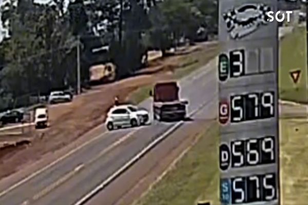 Caminhão-guincho e Ford Ka se chocam em acidente na BR-277 em Santa Tereza do Oeste