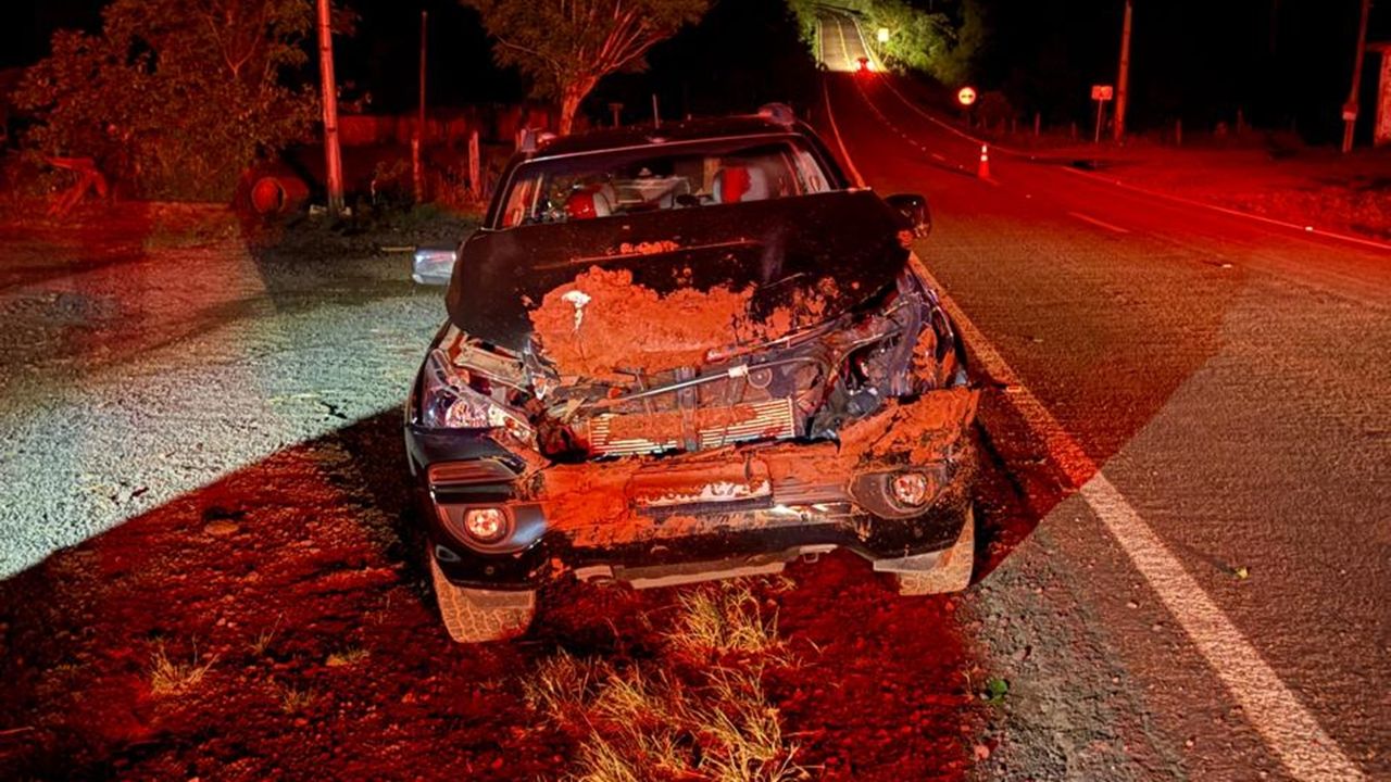 Caminhonete se choca contra veículo parado na PR-484 e deixa dois feridos em Capitão Leônidas Marques